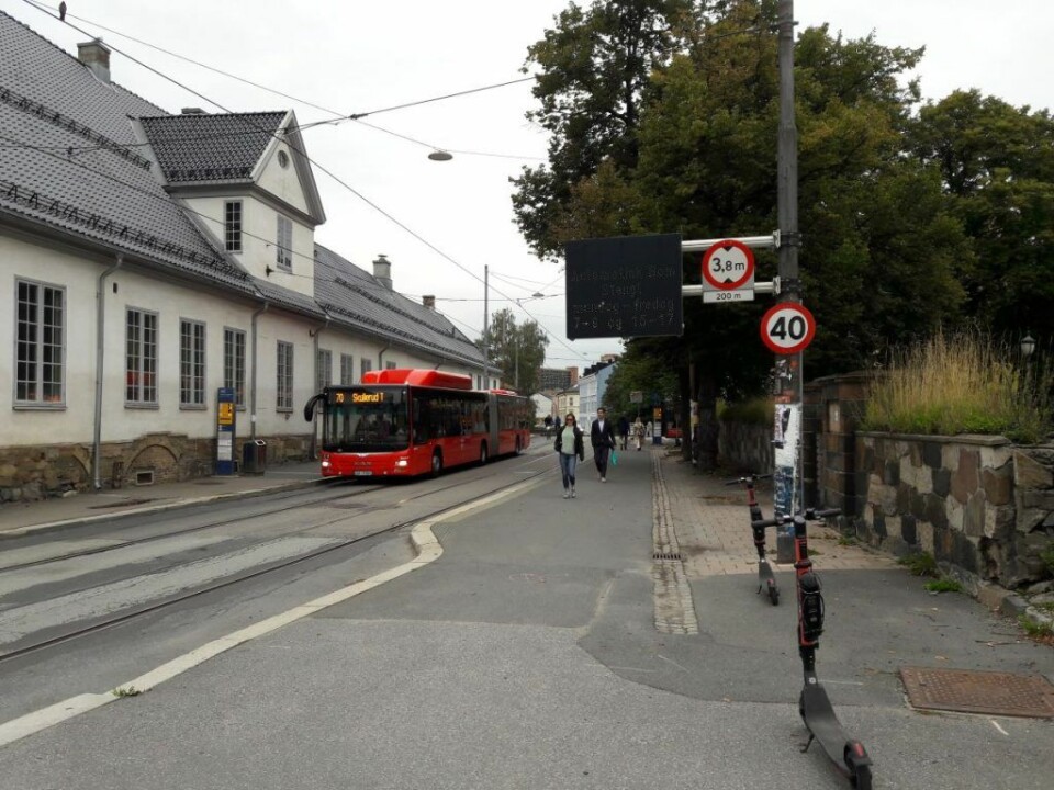 Skiltet i Oslo gate sier at veien er stengt med bom i rushtiden morgen og kveld. Når bommen likevel står åpen, er det ingen som bryr seg om skiltet. Foto: Anders Høilund