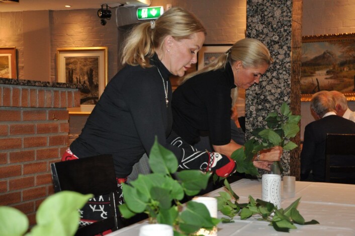 � Vi pynter valgvaken med blomster og planter fra min hage, sier FNBs sjettekandidat Britt Fossum (til v.). Cecilie Lyngby hjalp til med å få bordet pent på FNBs valgvake. Foto: Arnsten Linstad � Vi pynter valgvaken med blomster og planter fra min hage, sier FNBs sjettekandidat Britt Fossum (til v.). Cecilie Lyngby hjalp til med å få bordet pent på FNBs valgvake. Foto: Arnsten Linstad