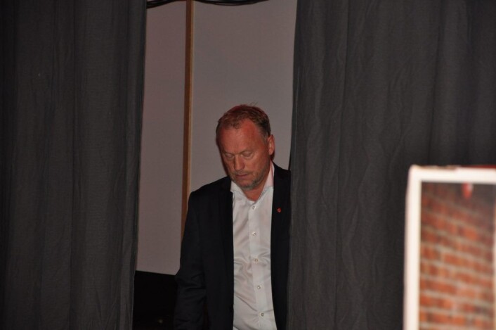 Raymond Johansen står bak scenen i Folkets hus under valgvaken mandag kveld. Oslos byrådsleder beholder makten, men Ap har gjort et elendig valg også i hovedstaden. Foto: Arnsten Linstad Raymond Johansen står bak scenen i Folkets hus under valgvaken mandag kveld. Oslos byrådsleder beholder makten, men Ap har gjort et elendig valg også i hovedstaden. Foto: Arnsten Linstad