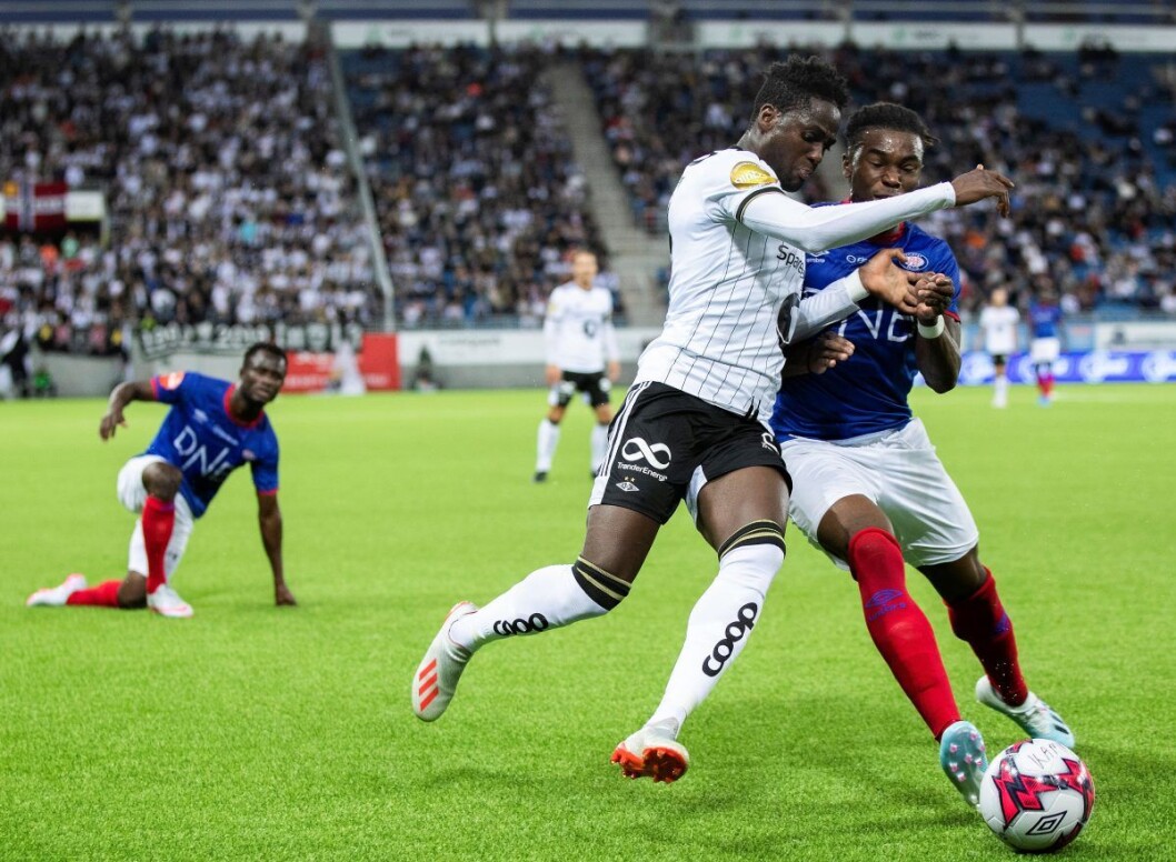 Tre kampers karantene for RBKs David Akintola er mildere straff enn Branns Daouda Bamba fikk etter en lignende hendelse mot Tromsøs Simen Wangberg nylig. Foto: Berit Roald / NTB scanpix Tre kampers karantene for RBKs David Akintola er mildere straff enn Branns Daouda Bamba fikk etter en lignende hendelse mot Tromsøs Simen Wangberg nylig. Foto: Berit Roald / NTB scanpix