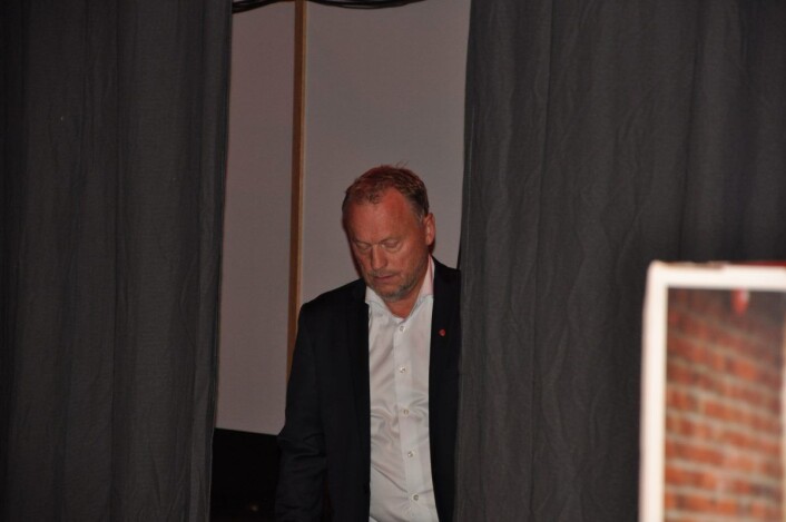 Raymond Johansen bak scenen i Folkets hus under valgvaken. Byrådslederen beholder makten, men har gjort et elendig valg i hovedstaden. Foto: Arnsten Linstad Raymond Johansen bak scenen i Folkets hus under valgvaken. Byrådslederen beholder makten, men har gjort et elendig valg i hovedstaden. Foto: Arnsten Linstad