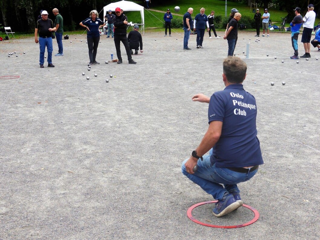 Lett å lære. Vanskelig å mestre. Oslo Petanque Club ønsker nye medlemmer velkommen til Frognerparken. Foto: Åsmund Berge Lett å lære. Vanskelig å mestre. Oslo Petanque Club ønsker nye medlemmer velkommen til Frognerparken. Foto: Åsmund Berge