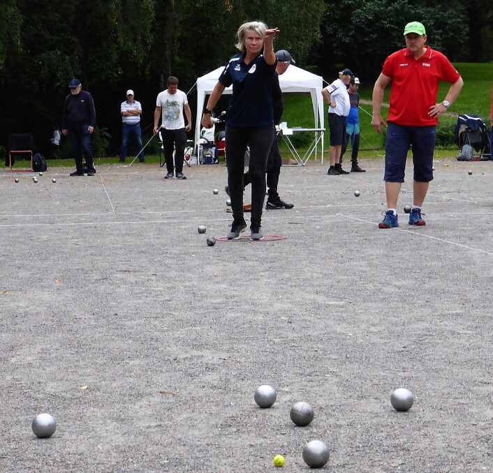 <em>Gunvor Berge kaster presist. </em>Målet er å kaste metallballene nærmest mulig en mindre kule av tre. Den som først oppnår 13 poeng har vunnet. Foto: Åsmund Berge <em>Gunvor Berge kaster presist. </em>Målet er å kaste metallballene nærmest mulig en mindre kule av tre. Den som først oppnår 13 poeng har vunnet. Foto: Åsmund Berge