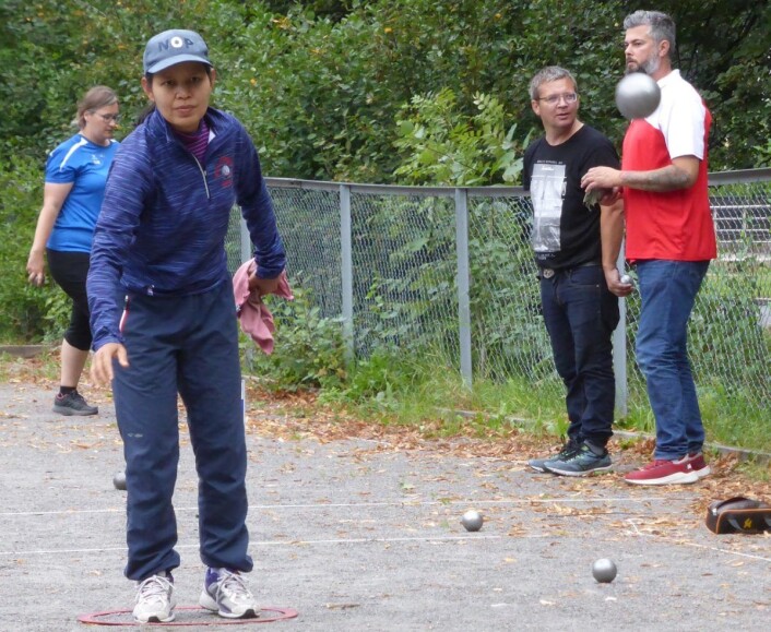 Konsentrert spiller i verdenstoppen i aksjon i Frognerparken. Ranu Homniam kan vise til EM-bronse i petanque. Foto: Åsmund Berge Konsentrert spiller i verdenstoppen i aksjon i Frognerparken. Ranu Homniam kan vise til EM-bronse i petanque. Foto: Åsmund Berge