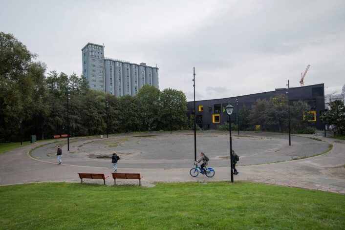 Her, på den gamle Gassverkstomta på Kuba, ønsker ungdommene at det lages en aktivitetspark for mennesker i nærområdene. Foto: Olav Helland Her, på den gamle Gassverkstomta på Kuba, ønsker ungdommene at det lages en aktivitetspark for mennesker i nærområdene. Foto: Olav Helland