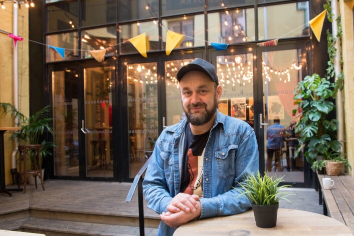 – Vi ser veldig mange eldre som har blitt utrolig flinke til å bruke byen med det bilfrie bylivet, sier Runar Eggesvik i bakgården på Kulturhuset. Foto: Hilde Kari Nylund – Vi ser veldig mange eldre som har blitt utrolig flinke til å bruke byen med det bilfrie bylivet, sier Runar Eggesvik i bakgården på Kulturhuset. Foto: Hilde Kari Nylund