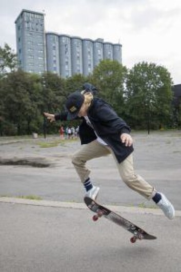 Aksel Sørum skateboarder der han ser for seg en fremtidig skatebane. Foto: Olav Helland Aksel Sørum skateboarder der han ser for seg en fremtidig skatebane. Foto: Olav Helland