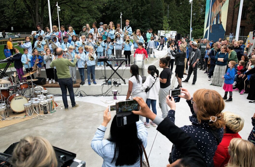 Til en åpningsseremoni kreves et korps. Her spiller Lakkegata skoles korps under åpningen av den nye skolegården. Foto: Sverre Chr Jarild Til en åpningsseremoni kreves et korps. Her spiller Lakkegata skoles korps under åpningen av den nye skolegården. Foto: Sverre Chr Jarild