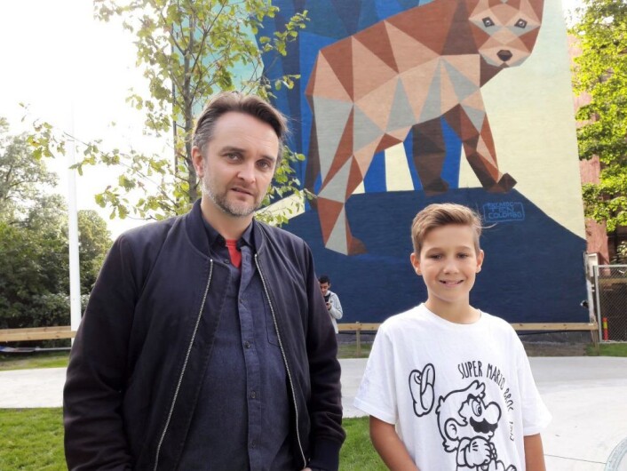 Stian Schjelderup, er mannen de flest peker på når de skal nevne en sentral drivkraft bak den nye skolegården. Her sammen med Georg Wergeland (12) som var konferansier ved åpningen. Foto: Anders Høilund Stian Schjelderup, er mannen de flest peker på når de skal nevne en sentral drivkraft bak den nye skolegården. Her sammen med Georg Wergeland (12) som var konferansier ved åpningen. Foto: Anders Høilund