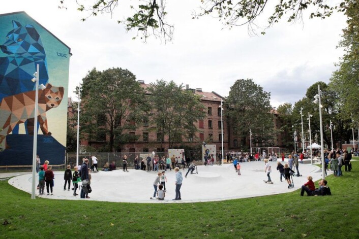 Den asfalterte plassen var tidligere et skummelt sted for barna på Lakkegata. Nå har de tatt over den nye skolegården og fyller den med lek. Illustrasjonen på veggen til venstre, utført av Ricardo Ten Colombo, er det beboerne i blokka som har valgt ut. Foto: Sverre Chr Jarild Den asfalterte plassen var tidligere et skummelt sted for barna på Lakkegata. Nå har de tatt over den nye skolegården og fyller den med lek. Illustrasjonen på veggen til venstre, utført av Ricardo Ten Colombo, er det beboerne i blokka som har valgt ut. Foto: Sverre Chr Jarild