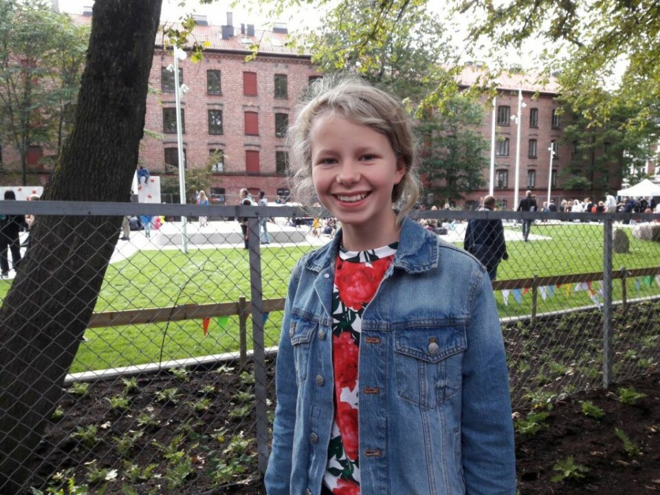 Hulda Holte (12) har tatt fatt på det siste skoleåret ved Lakkegata skole. Å se den nye skolegården ferdig, med skatepark og klatrevegger, er noe hun har sett fram til lenge. Foto: Anders Høilund