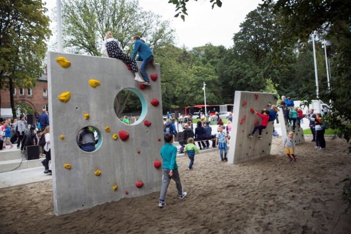 Klatrevegger er også på plass i den nye skolegården. Foto: Sverre Chr Jarild Klatrevegger er også på plass i den nye skolegården. Foto: Sverre Chr Jarild