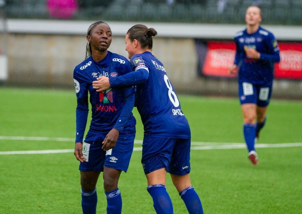 Kamerunske Ajara Njoya sørget mpt Vålerenga-seier mot gamleklubben Sandviken. Her gratuleres hun av kaptein Sherida Spitse. Foto: Bernt-Erik Haaland Kamerunske Ajara Njoya sørget mpt Vålerenga-seier mot gamleklubben Sandviken. Her gratuleres hun av kaptein Sherida Spitse. Foto: Bernt-Erik Haaland