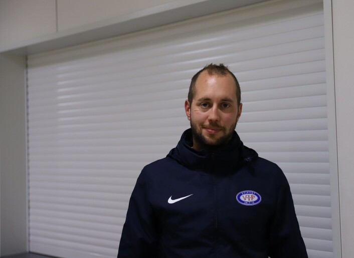 Lagleder Per Wångersjö (36) foran den stengte kiosken som kunne ha gitt laget sårt tiltrengte inntekter. Foto: André Kjernsli Lagleder Per Wångersjö (36) foran den stengte kiosken som kunne ha gitt laget sårt tiltrengte inntekter. Foto: André Kjernsli