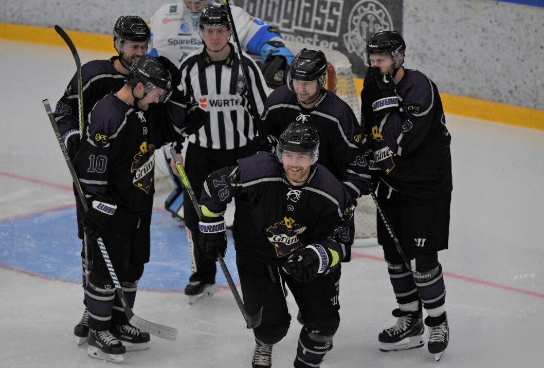 Sean-Michael Sundquist jubler etter å ha scoret Grüners første mål i årets eliteserie. Dælenenga-laget slo til slutt gjestene fra Narvik 5-1. Foto: Christian Boger Sean-Michael Sundquist jubler etter å ha scoret Grüners første mål i årets eliteserie. Dælenenga-laget slo til slutt gjestene fra Narvik 5-1. Foto: Christian Boger