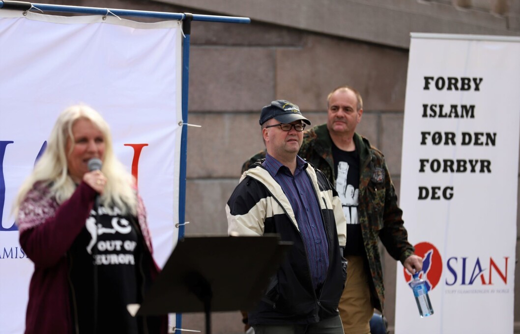 Sian vil forby islam. Her med Ellen Due Brynjulfsen, Max Hermansen og Lars Thorsen på demonstrasjon utenfor Stortinget. Foto: Christian Boger Sian vil forby islam. Her med Ellen Due Brynjulfsen, Max Hermansen og Lars Thorsen på demonstrasjon utenfor Stortinget. Foto: Christian Boger