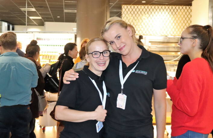Også renholderne ved bussterminalen er fornøyd med de nye oppgraderingene. Foto: Katrine Lunke / Apeland Også renholderne ved bussterminalen er fornøyd med de nye oppgraderingene. Foto: Katrine Lunke / Apeland