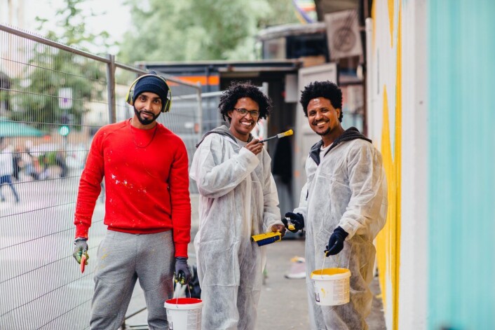 Amandeep Singh med assistentene Simon og Benjamin. Foto: Skanska Amandeep Singh med assistentene Simon og Benjamin. Foto: Skanska