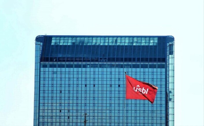 På toppen av Oslo Plaza har vandrefalkene god oversikt over det som skjer på gateplan i nærheten. En syk eller svak byfugl blir plukket ut som bytte. Foto: André Kjernsli På toppen av Oslo Plaza har vandrefalkene god oversikt over det som skjer på gateplan i nærheten. En syk eller svak byfugl blir plukket ut som bytte. Foto: André Kjernsli