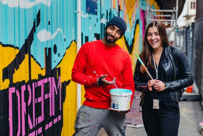 Kunstner Amandeep Singh og prosjektleder Eline Solheim. Foto: Skanska Kunstner Amandeep Singh og prosjektleder Eline Solheim. Foto: Skanska