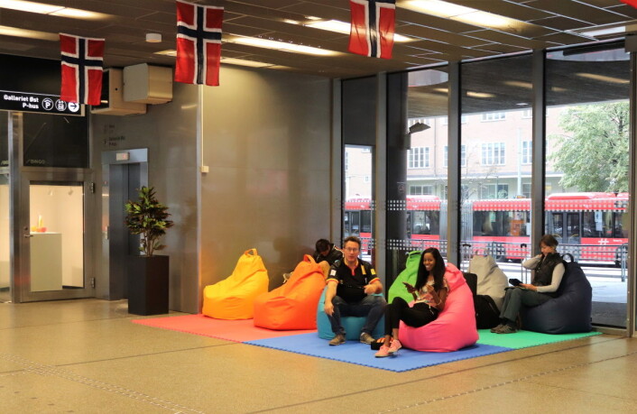 Er du lei av harde ventebenker, finnes det et alternativ på den nye bussterminalen. Foto: Katrine Lunke / Apeland Er du lei av harde ventebenker, finnes det et alternativ på den nye bussterminalen. Foto: Katrine Lunke / Apeland