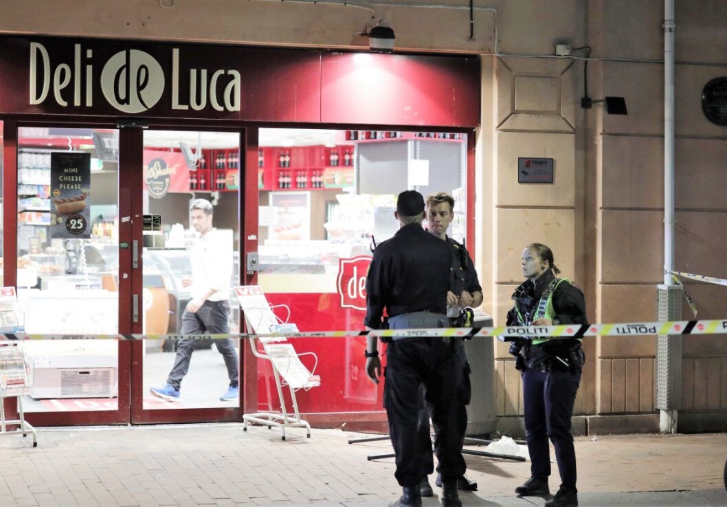 Mannen i slutten av 20-årene ble stukket ned utenfor kiosken Deli de Luca på Grønland Torg. Den fornærmede gikk inn i kiosken etter at han ble stukket, og personer der meldte fra til politiet. Foto: Ørn E. Borgen / NTB scanpix Mannen i slutten av 20-årene ble stukket ned utenfor kiosken Deli de Luca på Grønland Torg. Den fornærmede gikk inn i kiosken etter at han ble stukket, og personer der meldte fra til politiet. Foto: Ørn E. Borgen / NTB scanpix