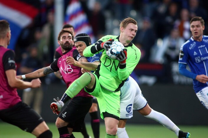 Vålerengas keeper Kristoffer Klaesson i aksjon under eliteseriekampen i fotball mellom Sarpsborg 08 og Vålerenga på Sarpsborg stadion. Vålerengas Magnus Lekven og Sarpsborgs Bjørn Inge Utvik (bak). Foto: Christoffer Andersen / NTB scanpix Vålerengas keeper Kristoffer Klaesson i aksjon under eliteseriekampen i fotball mellom Sarpsborg 08 og Vålerenga på Sarpsborg stadion. Vålerengas Magnus Lekven og Sarpsborgs Bjørn Inge Utvik (bak). Foto: Christoffer Andersen / NTB scanpix