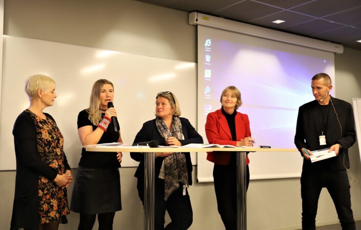 Tonje Jevari, med mikrofon, stilte spørsmål ved om ressursene blir brukt riktig. Foto: André Kjernsli Tonje Jevari, med mikrofon, stilte spørsmål ved om ressursene blir brukt riktig. Foto: André Kjernsli