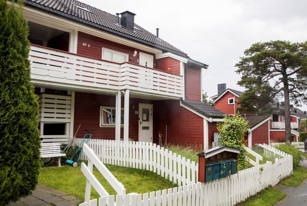 Leiligheten, som ligger i 2. etasje, på Hellerud hvor en mann i 50-årene ble funnet død av familien. Foto: Tore Meek / NTB scanpix Leiligheten, som ligger i 2. etasje, på Hellerud hvor en mann i 50-årene ble funnet død av familien. Foto: Tore Meek / NTB scanpix
