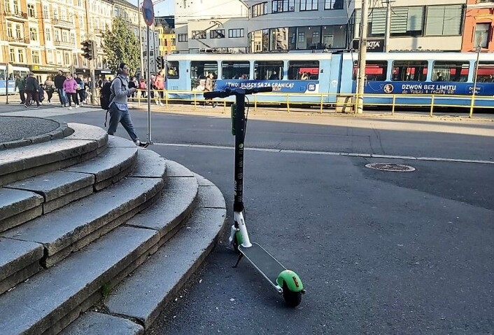 Hensatte elsparkesykler blir samlet inn med biler. Det er ikke særlig bra når Oslo jobber med å redusere klimagassutslippene, konkluderer TØI i sin undersøkelse. Foto: André Kjernsli Hensatte elsparkesykler blir samlet inn med biler. Det er ikke særlig bra når Oslo jobber med å redusere klimagassutslippene, konkluderer TØI i sin undersøkelse. Foto: André Kjernsli