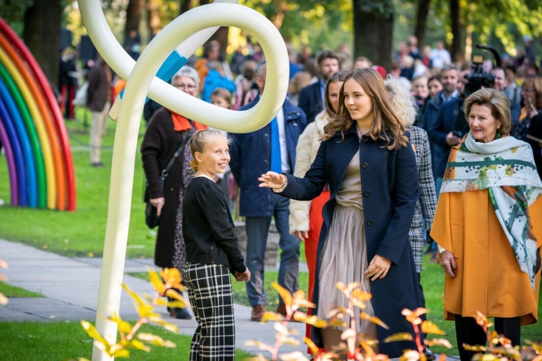 5. klassingen Lise Margrete Kjernvold fra Vaulen skole i Stavanger viser frem sin skulptur "Tallblyanten på rømmen" til Dronning Sonja og prinsesse Ingrid Alexandra. Foto: Heiko Junge / NTB scanpix 5. klassingen Lise Margrete Kjernvold fra Vaulen skole i Stavanger viser frem sin skulptur "Tallblyanten på rømmen" til Dronning Sonja og prinsesse Ingrid Alexandra. Foto: Heiko Junge / NTB scanpix