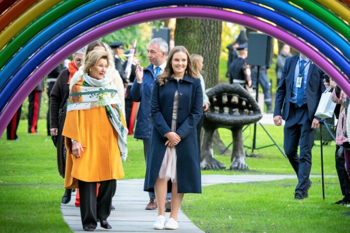 Dronning Sonja og prinsesse Ingrid Alexandra under ferdigstillelsen av Prinsesse Ingrid Alexandras skulpturpark i Slottsparken. Foto: Heiko Junge / NTB scanpix Dronning Sonja og prinsesse Ingrid Alexandra under ferdigstillelsen av Prinsesse Ingrid Alexandras skulpturpark i Slottsparken. Foto: Heiko Junge / NTB scanpix