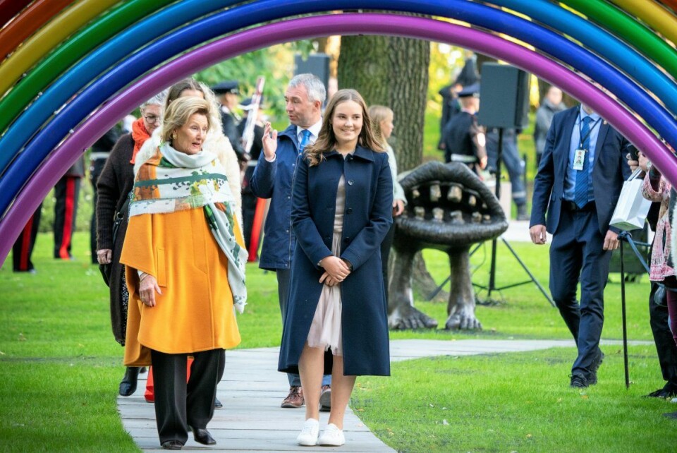 Dronning Sonja og prinsesse Ingrid Alexandra under ferdigstillelsen av Prinsesse Ingrid Alexandras skulpturpark i Slottsparken. Foto: Heiko Junge / NTB scanpix