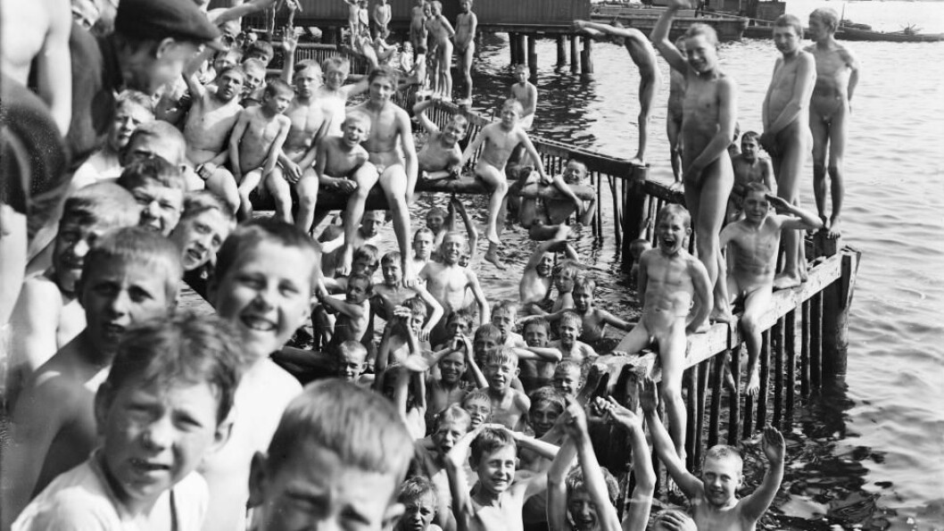 Det var mange som badet nakne fra byens strender, ikke minst fra Festningsstranda, like ved der byens «bedre klasser» la sine spaserturer. Foto: Johannes Markus Holmsen Det var mange som badet nakne fra byens strender, ikke minst fra Festningsstranda, like ved der byens «bedre klasser» la sine spaserturer. Foto: Johannes Markus Holmsen