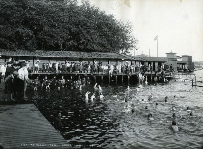 Det militære badeanlegg (badehuset) utenfor Akershus festning. Ble også benyttet av elever fra noen kommunale skoler og institusjoner. Her badet også straffanger. Foto: Væring Det militære badeanlegg (badehuset) utenfor Akershus festning. Ble også benyttet av elever fra noen kommunale skoler og institusjoner. Her badet også straffanger. Foto: Væring