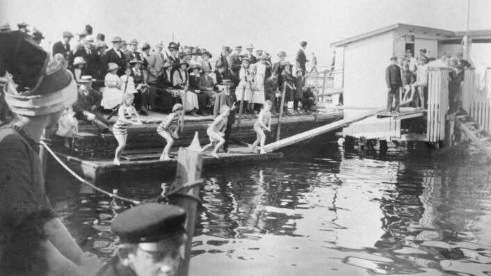 Svømmekonkurranse for jenter i 1913, Hasvolds bad. Foto: Thyge Matthiassen / Oslo Museum Svømmekonkurranse for jenter i 1913, Hasvolds bad. Foto: Thyge Matthiassen / Oslo Museum
