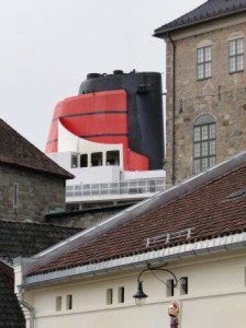 Crusieskipet Queen Mary 2 rager like høyt som byggene rundt. Foto: Erik Conrad Ødemark Crusieskipet Queen Mary 2 rager like høyt som byggene rundt. Foto: Erik Conrad Ødemark