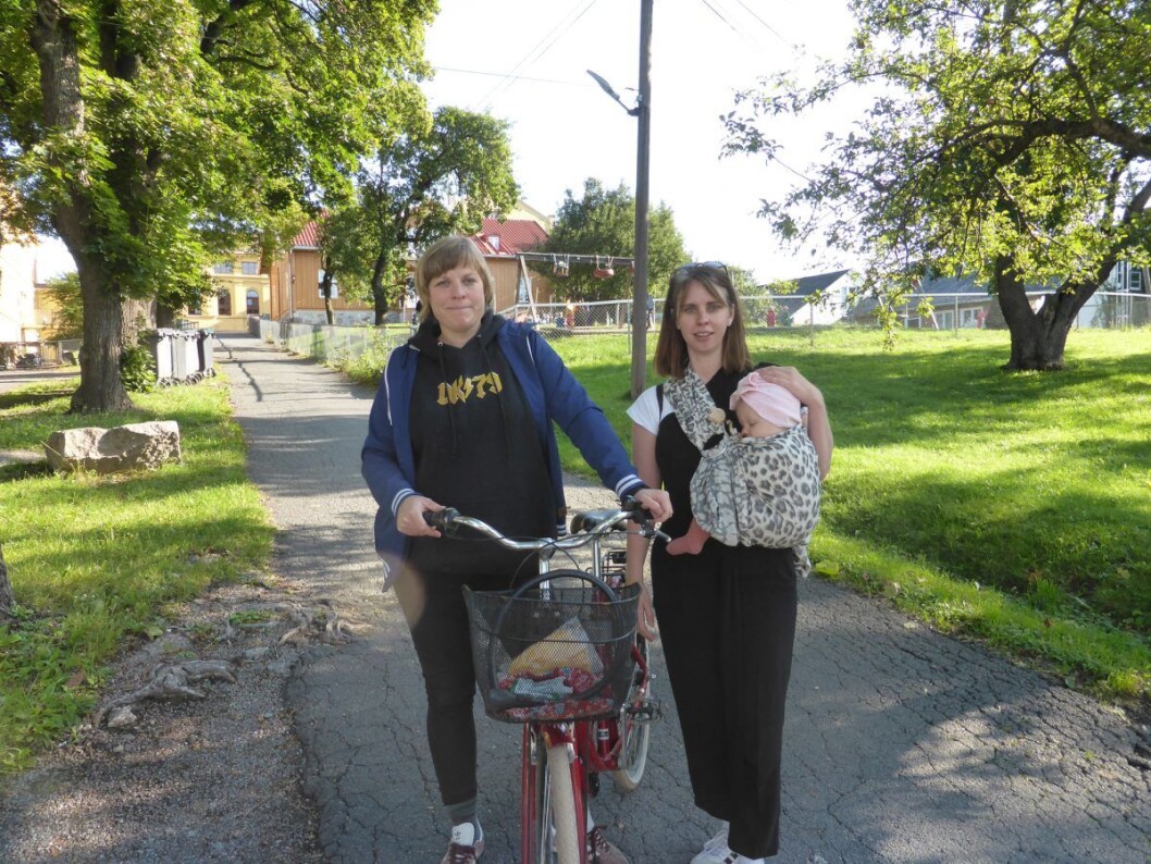 Marte Vike Arnesen og Line Flo (med barn) synes det er skremmende at Torshovhagen Barnehage i bakgrunnen skal legges ned. Foto: Åsmund Berge Marte Vike Arnesen og Line Flo (med barn) synes det er skremmende at Torshovhagen Barnehage i bakgrunnen skal legges ned. Foto: Åsmund Berge