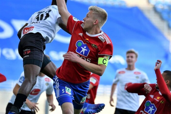 Høye innlegg foran mål er ikke hva Skeid-forsvaret ønsker seg. Her er kaptein Tom Skogsrud i en luftig duell med Sogndals Ogbu Igoh. Foto: Anders Vindegg Høye innlegg foran mål er ikke hva Skeid-forsvaret ønsker seg. Her er kaptein Tom Skogsrud i en luftig duell med Sogndals Ogbu Igoh. Foto: Anders Vindegg