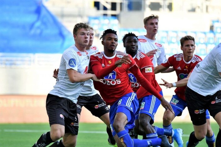 Charles Ezeh, Peter Michael og Fredrik Berglie kjemper for å få tak i ballen på en corner. Foto: Anders Vindegg Charles Ezeh, Peter Michael og Fredrik Berglie kjemper for å få tak i ballen på en corner. Foto: Anders Vindegg