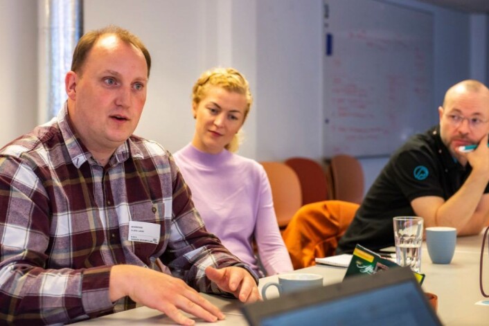 Spesialkonsulent ved bydelsoverlegens kontor i bydel Grünerløkka, Lasse Elden, og kommunikasjonsrådgiver Benedicte Nylund er brukere av Bydelsfakta. Til høyre spesialrådgiver i seksjon for plan og strategi i Byrådsavdelingen for finans, Nils Petter Strand. Foto:Morten Lauveng Jørgensen Spesialkonsulent ved bydelsoverlegens kontor i bydel Grünerløkka, Lasse Elden, og kommunikasjonsrådgiver Benedicte Nylund er brukere av Bydelsfakta. Til høyre spesialrådgiver i seksjon for plan og strategi i Byrådsavdelingen for finans, Nils Petter Strand. Foto:Morten Lauveng Jørgensen
