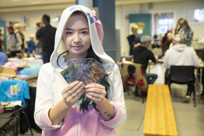 Jeanette-Helen Firveld fikk noen av de sjeldne Pokemon kortene sine signert av Mitsuhiro Artia. Foto: Olav Helland Jeanette-Helen Firveld fikk noen av de sjeldne Pokemon kortene sine signert av Mitsuhiro Artia. Foto: Olav Helland