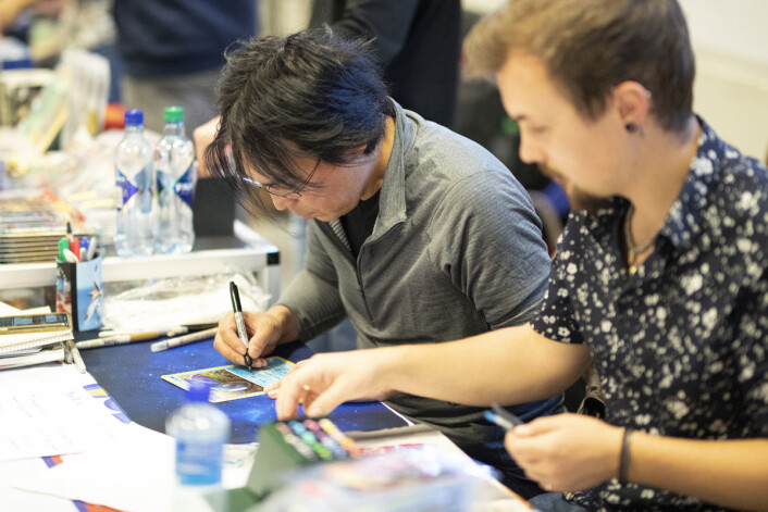 Mitsuhiro Artia har jobbet som Pokemon-illustratør i over 20 år. I helgen kom han fra Japan til Oslo for å signere pokemonkort og andre samleobjekter. Foto: Olav Helland Mitsuhiro Artia har jobbet som Pokemon-illustratør i over 20 år. I helgen kom han fra Japan til Oslo for å signere pokemonkort og andre samleobjekter. Foto: Olav Helland