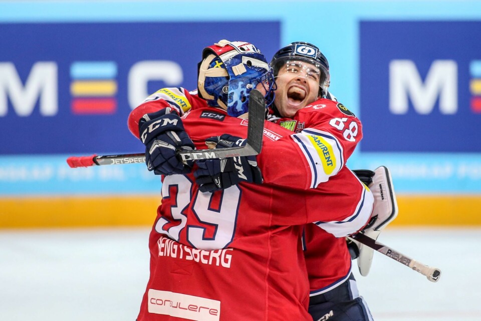 Jubel i Lillehammer etter den overlegne seieren mot Grüner ishockey. Foto: Geir Olsen / NTB scanpix