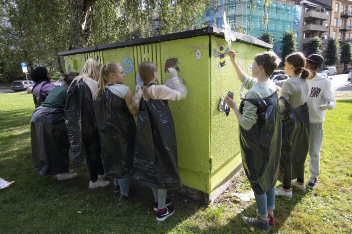 Elever fra Jordal skole og Gamlebyen skole fant selv ut hva de ville male på trafoboksen. Foto: Olav Helland Elever fra Jordal skole og Gamlebyen skole fant selv ut hva de ville male på trafoboksen. Foto: Olav Helland