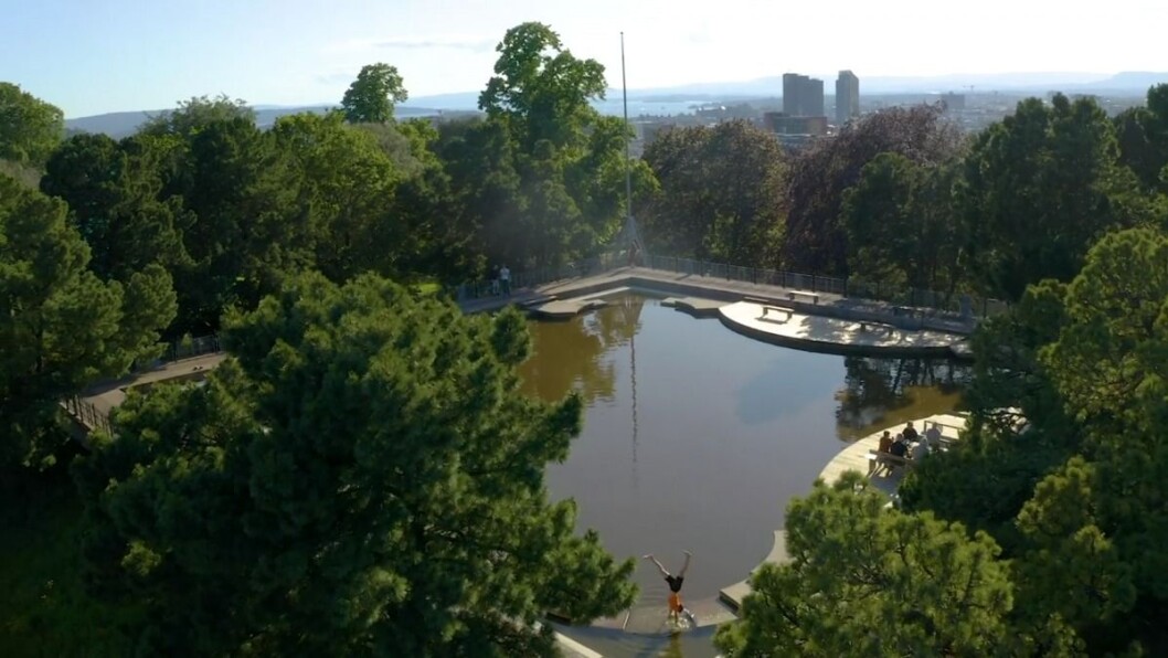 Speilbassenget på toppen av Kampenparken er langt mer enn et plaskebasseng. Det speiler himmelen og gir ro i sjela. Foto: Bymiljøetaten Speilbassenget på toppen av Kampenparken er langt mer enn et plaskebasseng. Det speiler himmelen og gir ro i sjela. Foto: Bymiljøetaten