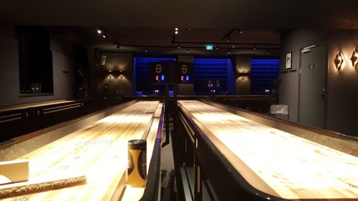 Oslo Bar & Bowling har fått hele fem shuffleboard. Foto: Tarjei Kidd Olsen Oslo Bar & Bowling har fått hele fem shuffleboard. Foto: Tarjei Kidd Olsen