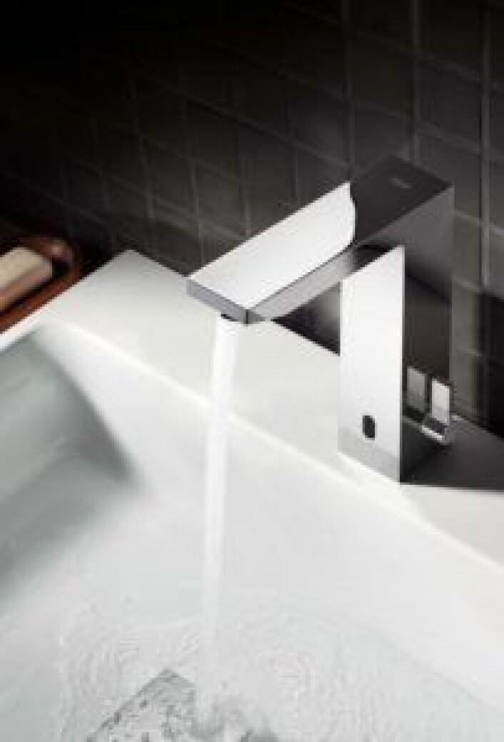BERØRINGSFRITT: Ved at du slipper å ta på kranen etter at du har vært på toalettet eller når du lager mat, unngår du bakteriene som lurer der. Foto: Grohe BERØRINGSFRITT: Ved at du slipper å ta på kranen etter at du har vært på toalettet eller når du lager mat, unngår du bakteriene som lurer der. Foto: Grohe