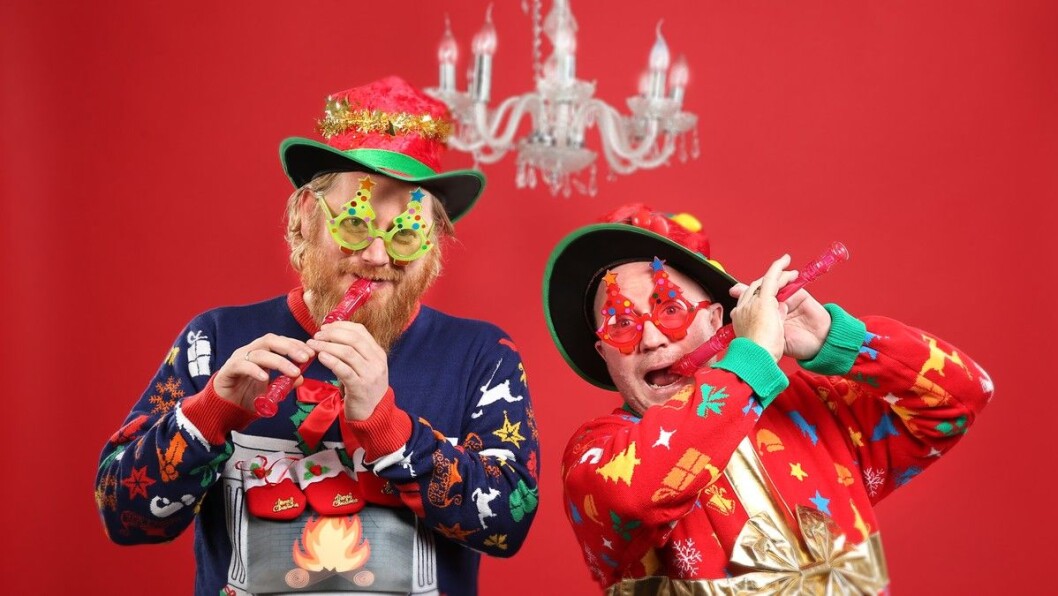 Programledere Per Sundnes og Frode Larsen lager den ultimate julekonserten i Store studio for tredje år på rad. Foto: Ole Kaland, NRK Programledere Per Sundnes og Frode Larsen lager den ultimate julekonserten i Store studio for tredje år på rad. Foto: Ole Kaland, NRK