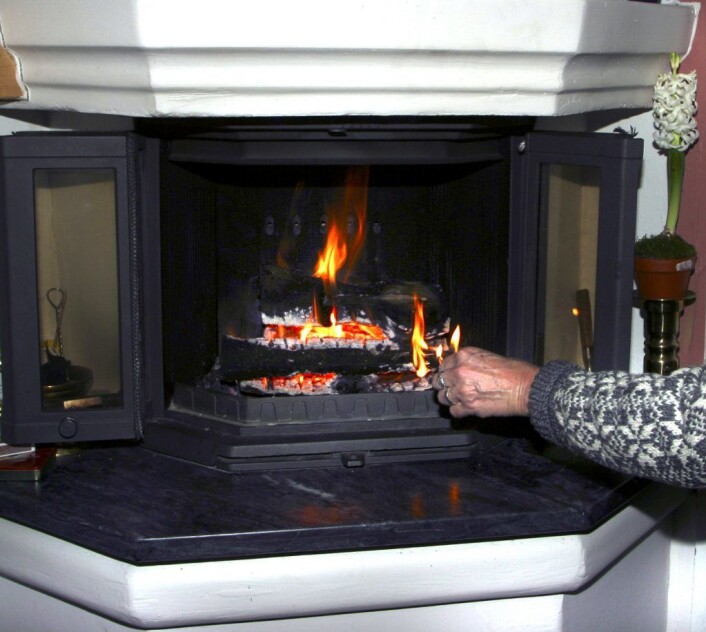 Peiskos er en hyggelig bivirkning av å tenne i peisen for å spare strøm. Foto: Scanpix Peiskos er en hyggelig bivirkning av å tenne i peisen for å spare strøm. Foto: Scanpix